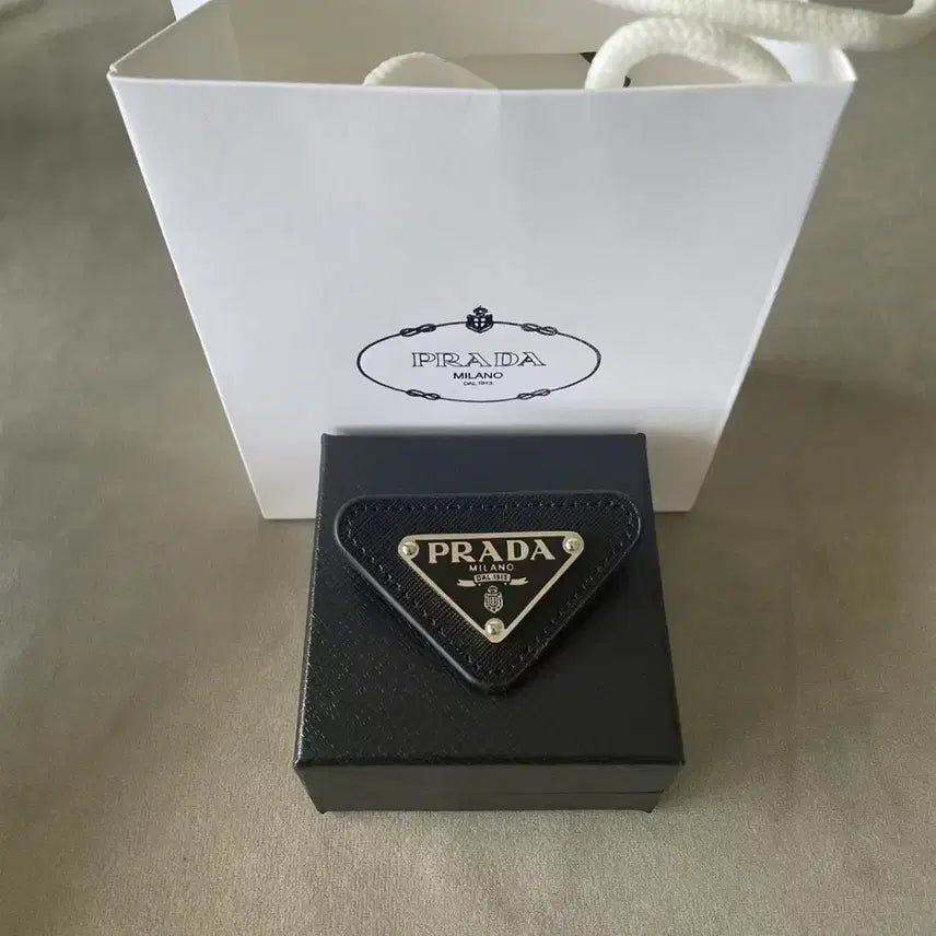 [BUNJANG] Prada Black Triangle Logo Brooch / 프라다 블랙 삼각 로고 브로치