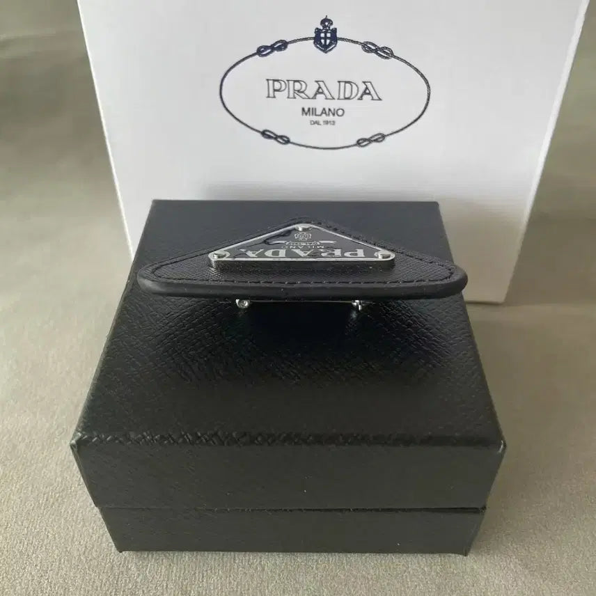 [BUNJANG] Prada Black Triangle Logo Brooch / 프라다 블랙 삼각 로고 브로치