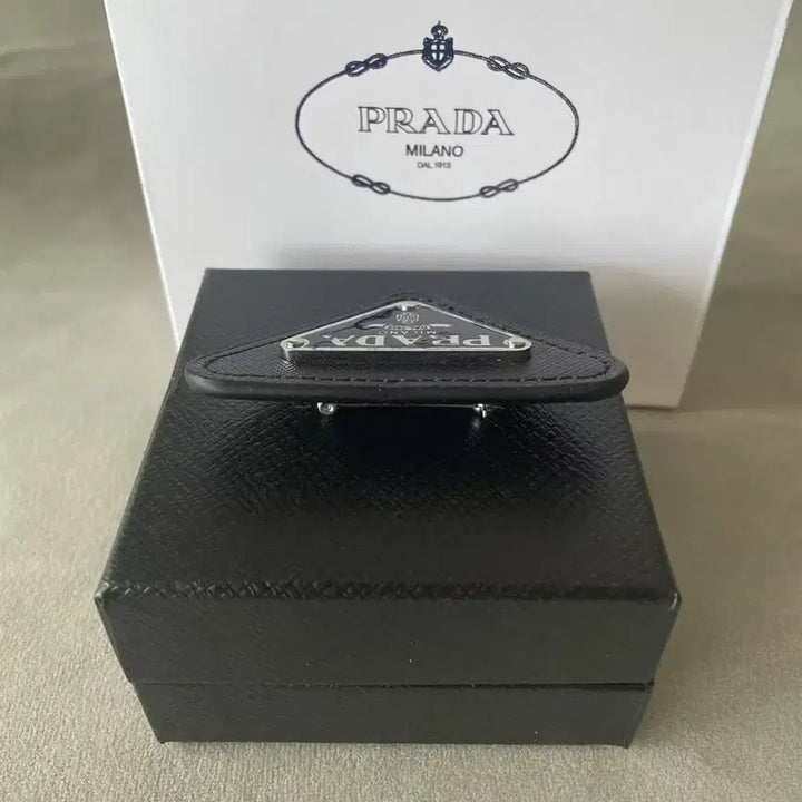 [BUNJANG] Prada Black Triangle Logo Brooch / 프라다 블랙 삼각 로고 브로치