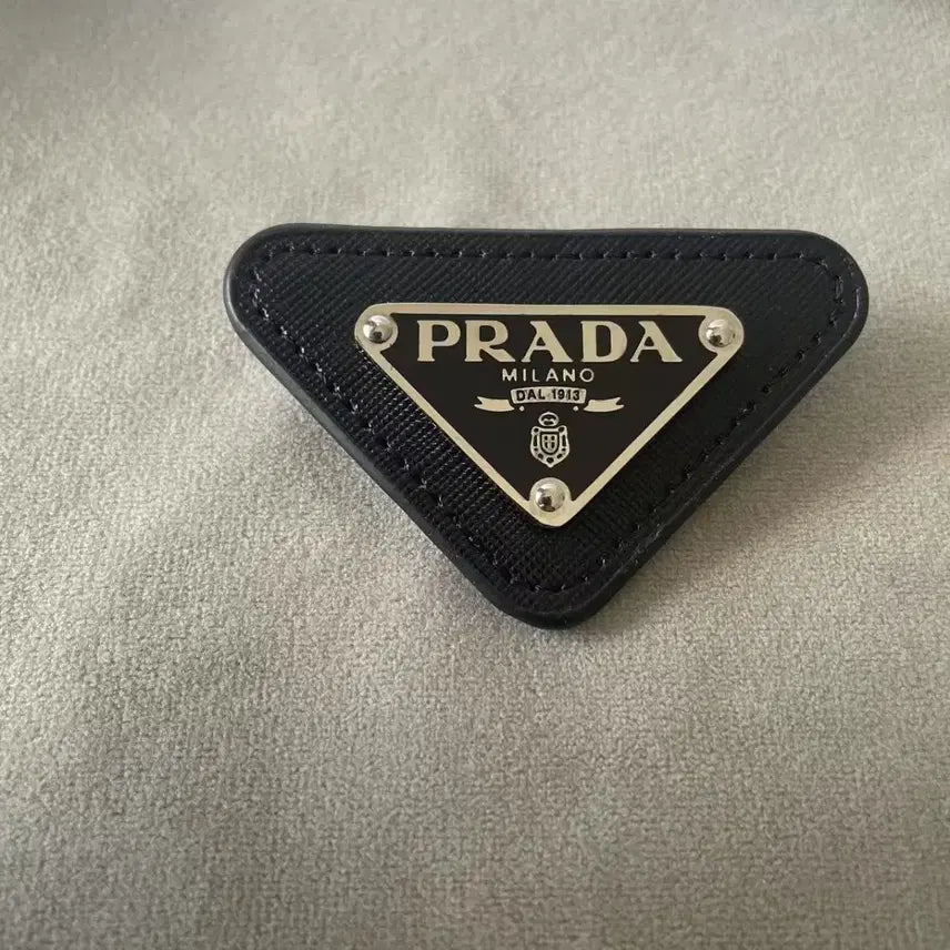 [BUNJANG] Prada Black Triangle Logo Brooch / 프라다 블랙 삼각 로고 브로치