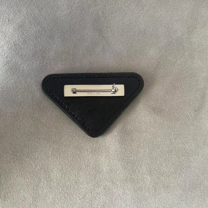 [BUNJANG] Prada Black Triangle Logo Brooch / 프라다 블랙 삼각 로고 브로치