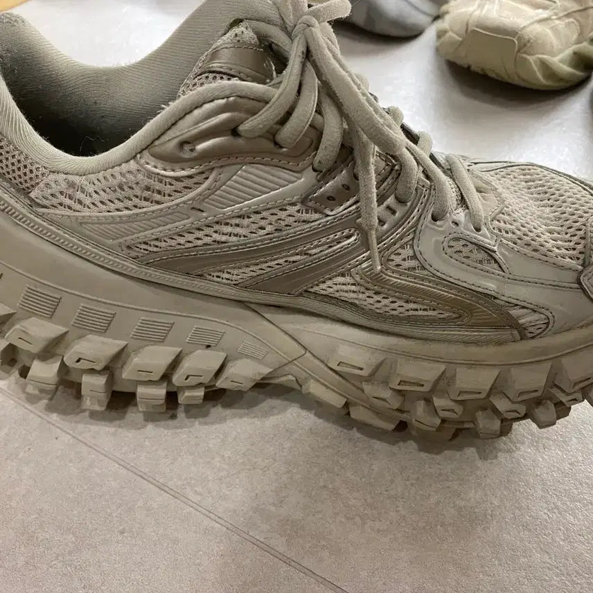 [BUNJANG] Balenciaga Defender Beige Sneakers / 발렌시아가 디펜더  41 사이즈 베이지