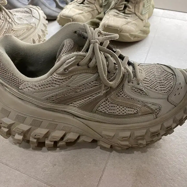 [BUNJANG] Balenciaga Defender Beige Sneakers / 발렌시아가 디펜더  41 사이즈 베이지