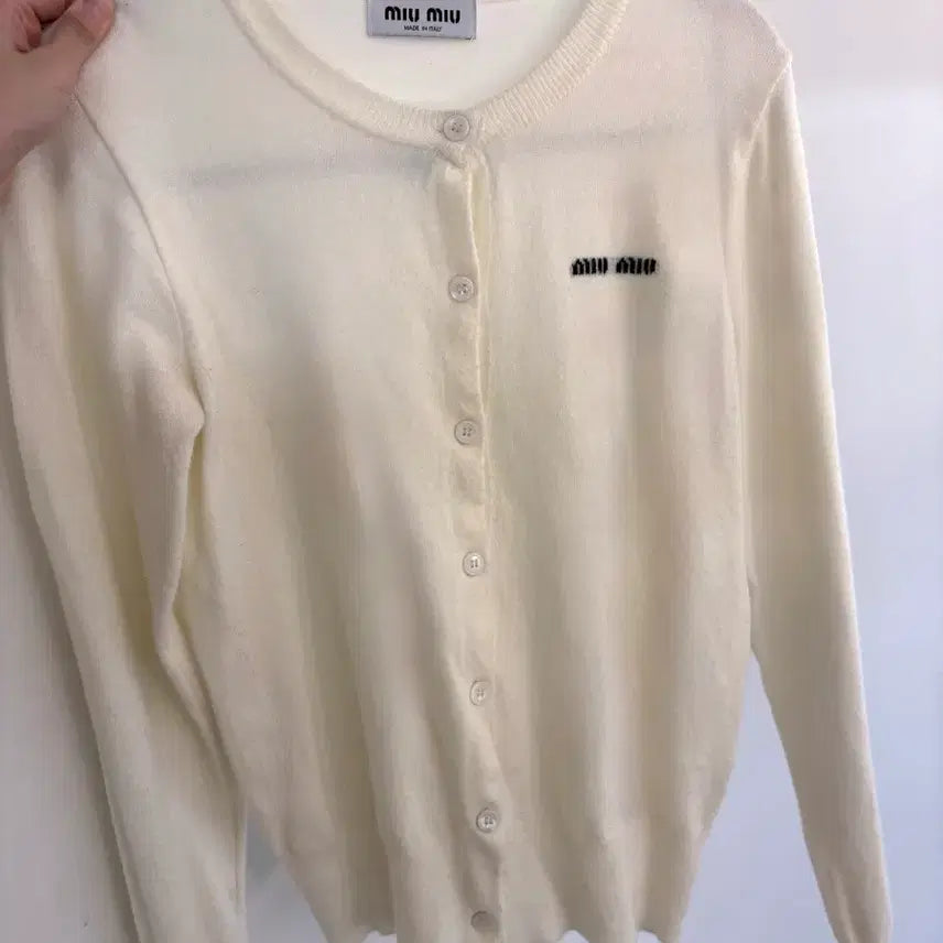 [BUNJANG] Imported Ivory Knit Cardigan / 수입의류 아이보리 니트 가디건 / 부드러운 소재 / 로고 포인트