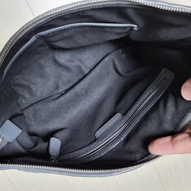 [BUNJANG] 앤클라인 회색 가죽 클러치 상태매우좋음 / 앤클라인 회색 가죽 클러치 상태매우좋음