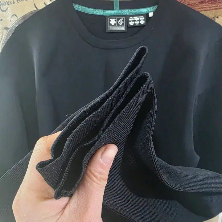 [BUNJANG] Descente Black Crewneck Sweatshirt / 데상트 블랙 맨투맨 티셔츠