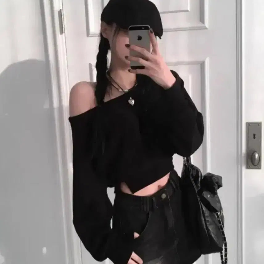 [BUNJANG] Avely Off-shoulder Crop Sweatshirt / (새상품)에이블리 오프숄더크롭 맨투맨 블랙