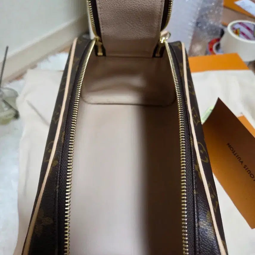 [BUNJANG] Louis Vuitton Monogram Dopp Kit Pouch / (새상품) 루이비통 모노그램 돕키트 파우치