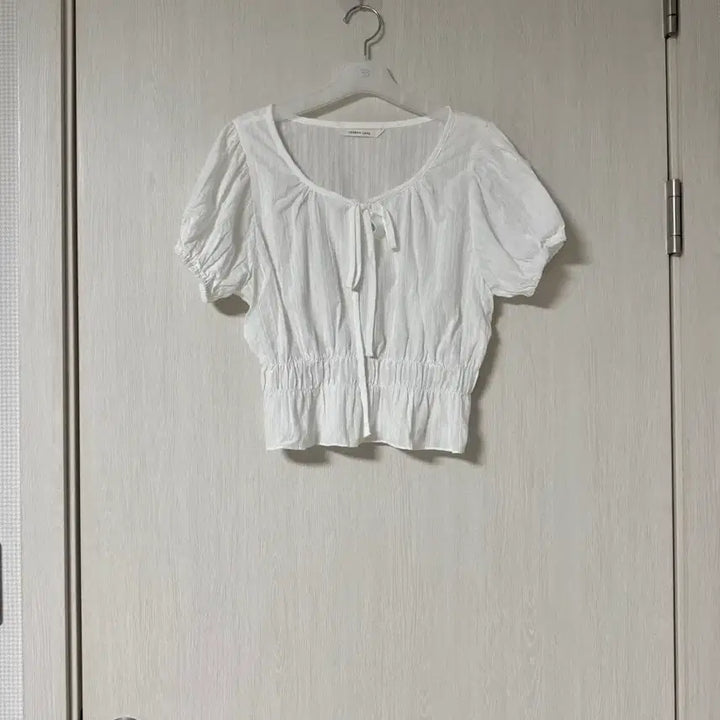 [BUNJANG] Shirring Ribbon Crop Blouse (White) / 셔링 리본 크롭 블라우스 (화이트)