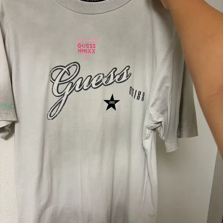 [BUNJANG] NMIXX x Guess Collaboration T-shirt / 엔믹스 더 게스 티셔츠