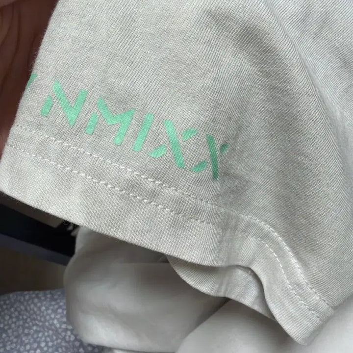 [BUNJANG] NMIXX x Guess Collaboration T-shirt / 엔믹스 더 게스 티셔츠