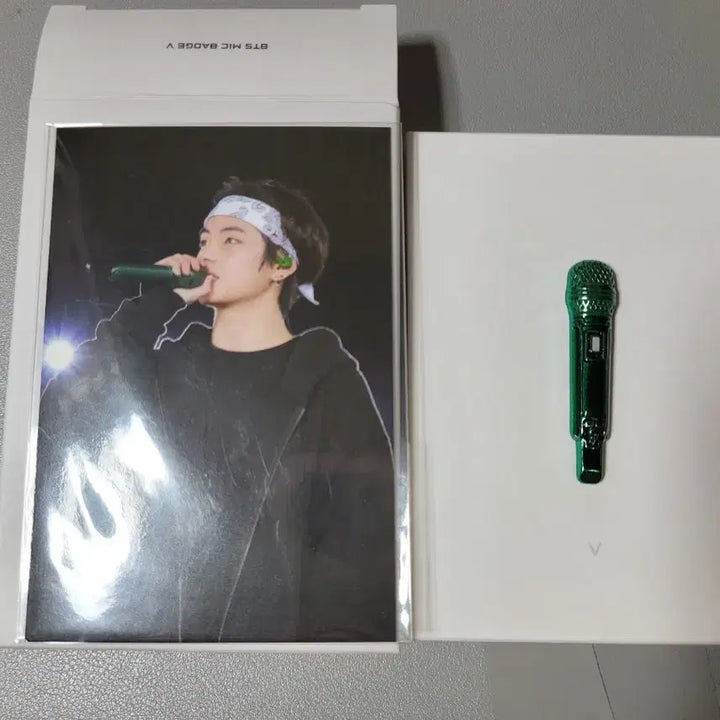 [BUNJANG] BTS V Microphone Badge with Photocard / (미사용) 방탄소년단 태형 뷔 마이크뱃지(포카O)