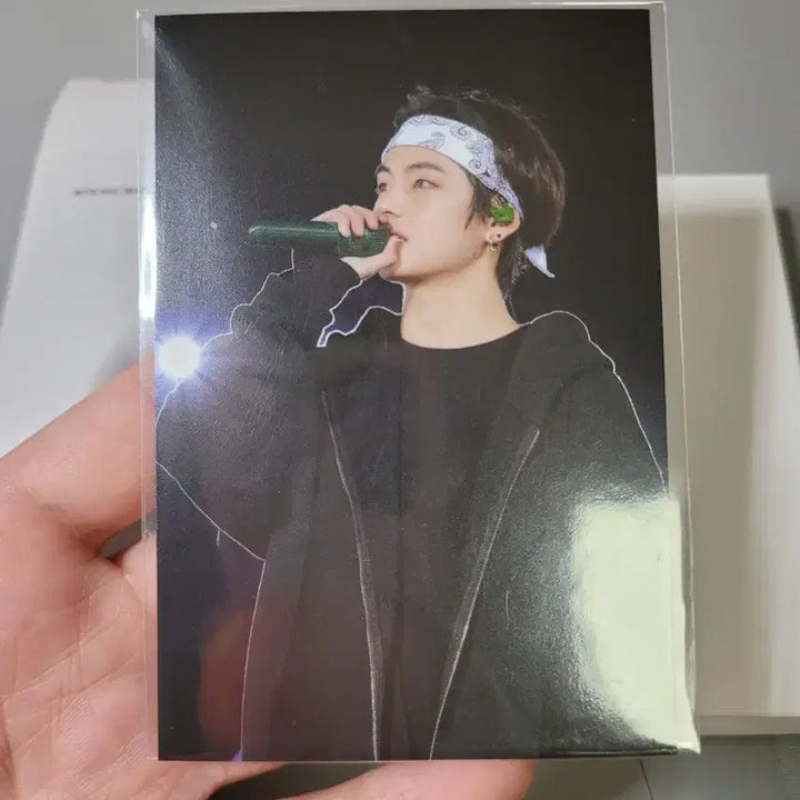 [BUNJANG] BTS V Microphone Badge with Photocard / (미사용) 방탄소년단 태형 뷔 마이크뱃지(포카O)