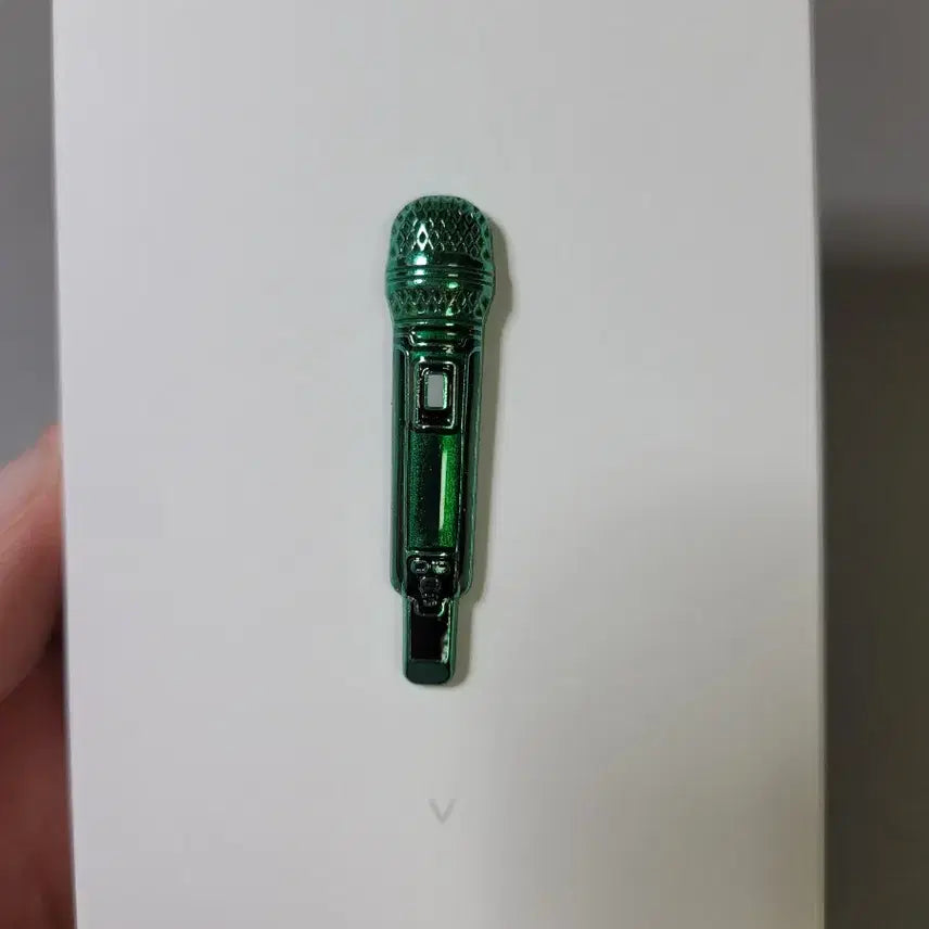 [BUNJANG] BTS V Microphone Badge with Photocard / (미사용) 방탄소년단 태형 뷔 마이크뱃지(포카O)