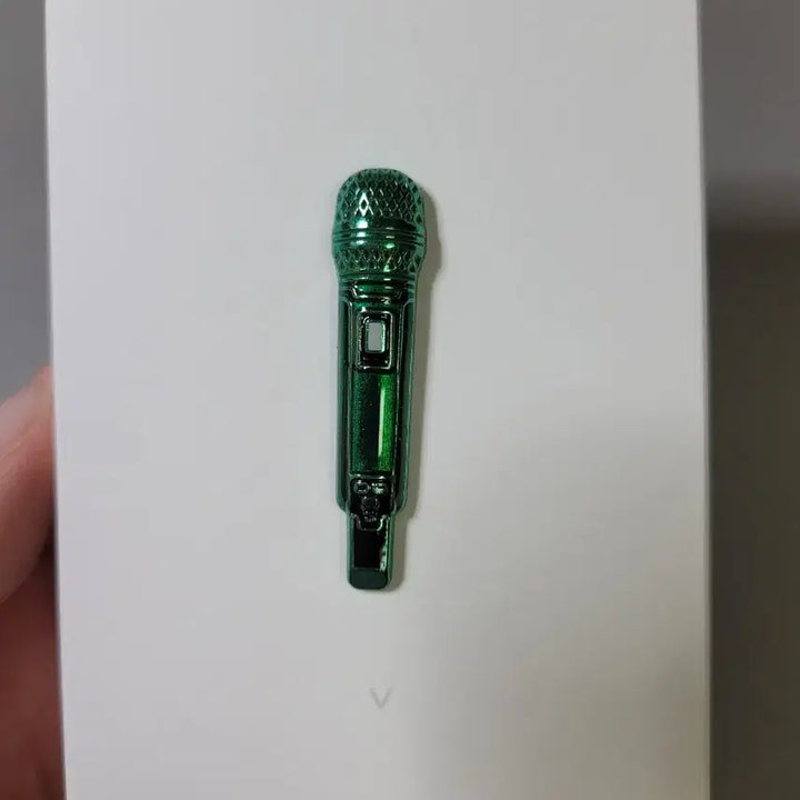 [BUNJANG] BTS V Microphone Badge with Photocard / (미사용) 방탄소년단 태형 뷔 마이크뱃지(포카O)