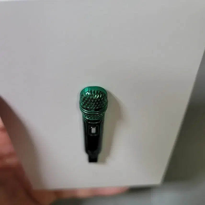 [BUNJANG] BTS V Microphone Badge with Photocard / (미사용) 방탄소년단 태형 뷔 마이크뱃지(포카O)