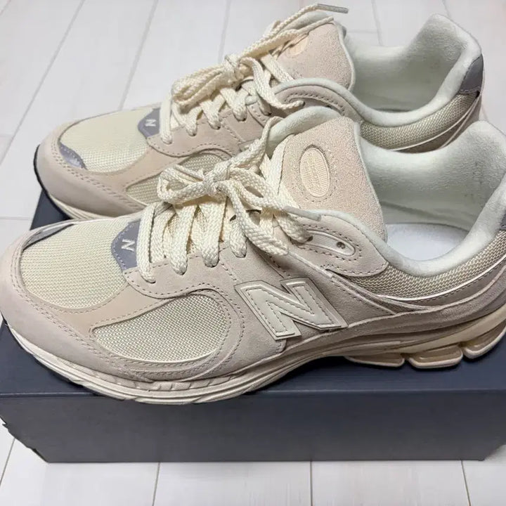 [BUNJANG] New Balance 2002r Sneakers / 뉴발란스 2002r 275 2회 착용