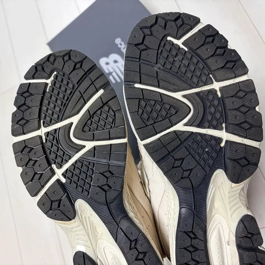 [BUNJANG] New Balance 2002r Sneakers / 뉴발란스 2002r 275 2회 착용