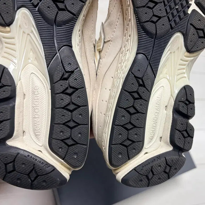 [BUNJANG] New Balance 2002r Sneakers / 뉴발란스 2002r 275 2회 착용