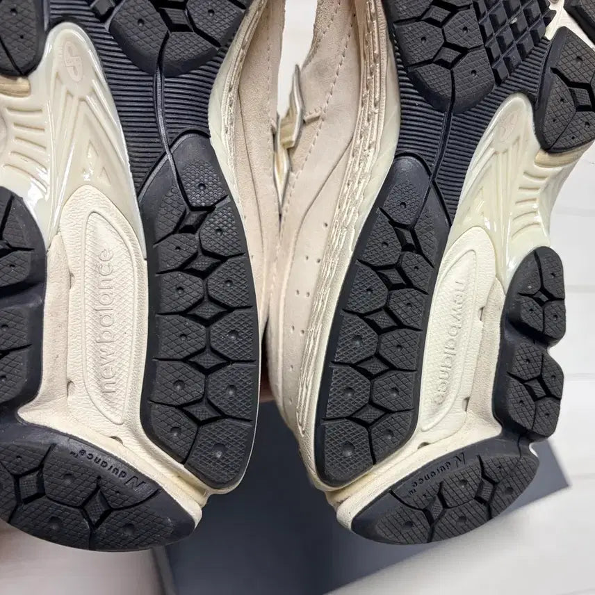 [BUNJANG] New Balance 2002r Sneakers / 뉴발란스 2002r 275 2회 착용