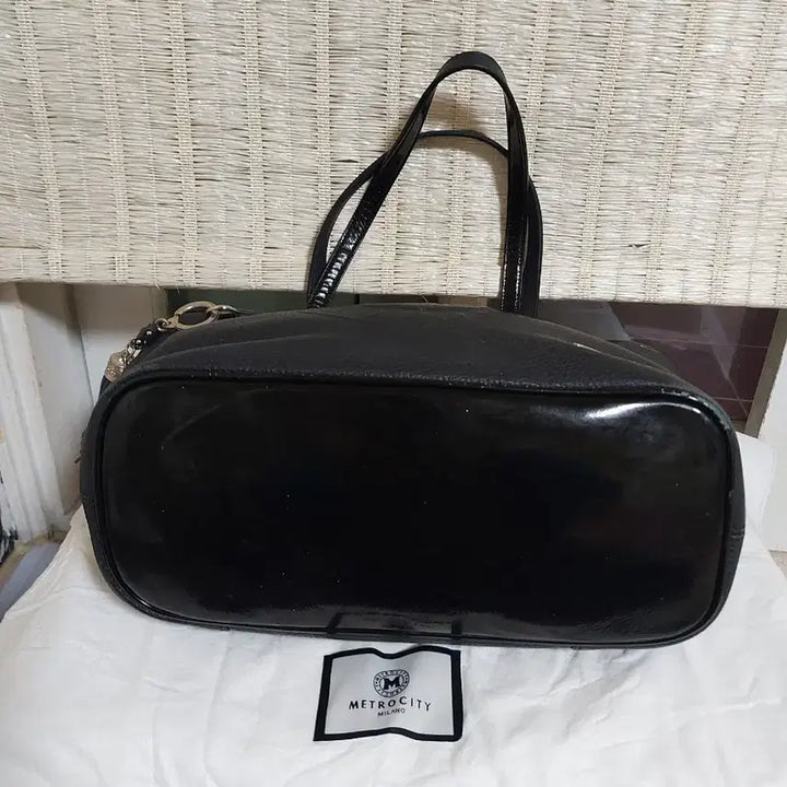 [BUNJANG] Metrocity Black Tote Bag / 정품)        39     메트로시티 블랙 토트백 + 가방 장식