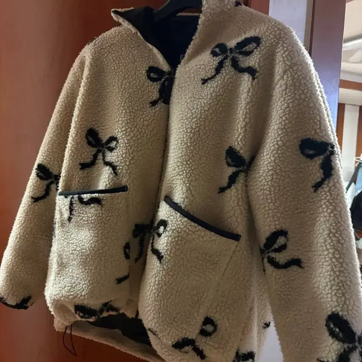 [SOLD OUT] [에잇세컨즈] 리본 패턴 플리스 점퍼 베이지 (355Y39LY1A)