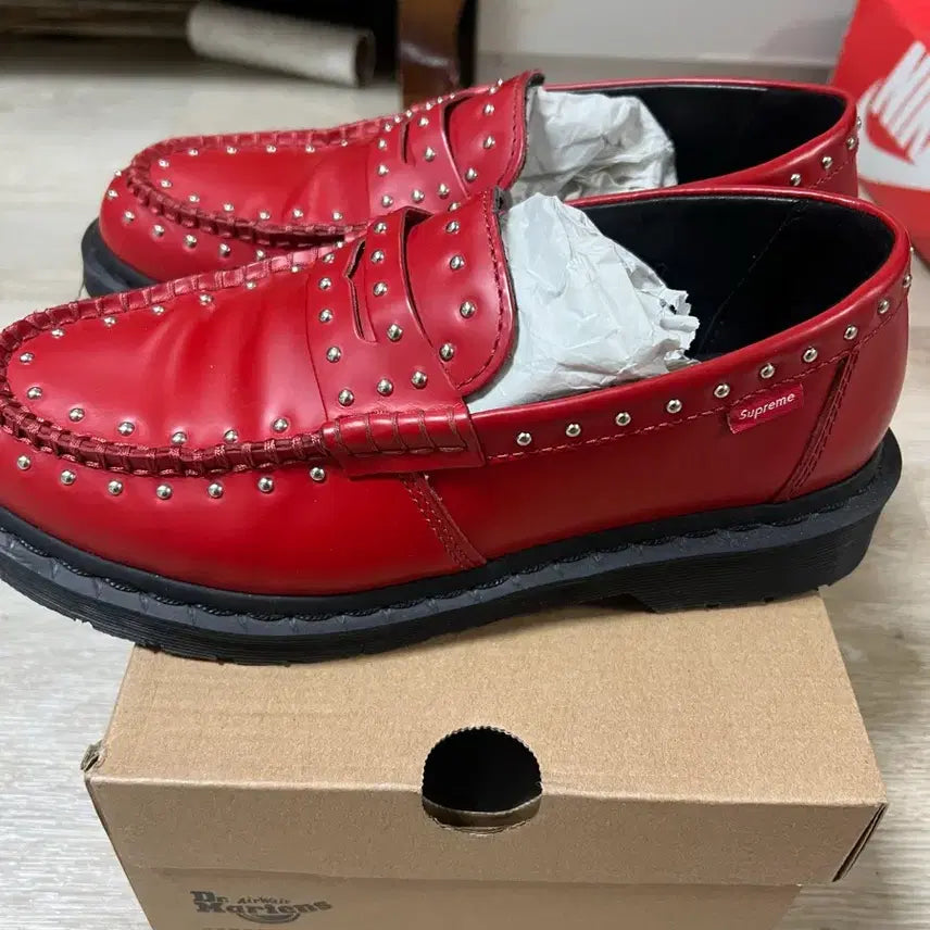 [SOLD OUT] 닥터마틴 슈프림 레드 스터드 로퍼