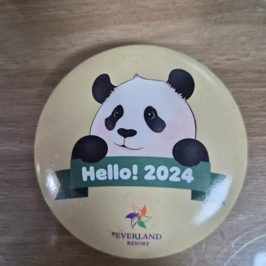 [BUNJANG] Fu Bao Hello 2024 Yellow Badge / 푸바오 헬로 2024 노란색 배지