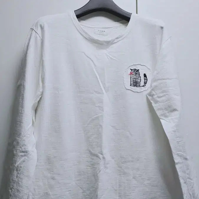 [BUNJANG] PIONA Embroidered Cat Long Sleeve T-Shirt White / PIONA 고양이 자수 흰색 긴팔 티셔츠.
