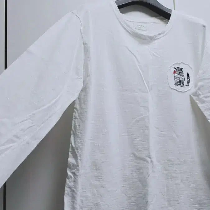 [BUNJANG] PIONA Embroidered Cat Long Sleeve T-Shirt White / PIONA 고양이 자수 흰색 긴팔 티셔츠.