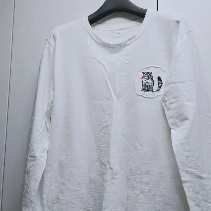 [BUNJANG] PIONA Embroidered Cat Long Sleeve T-Shirt White / PIONA 고양이 자수 흰색 긴팔 티셔츠.