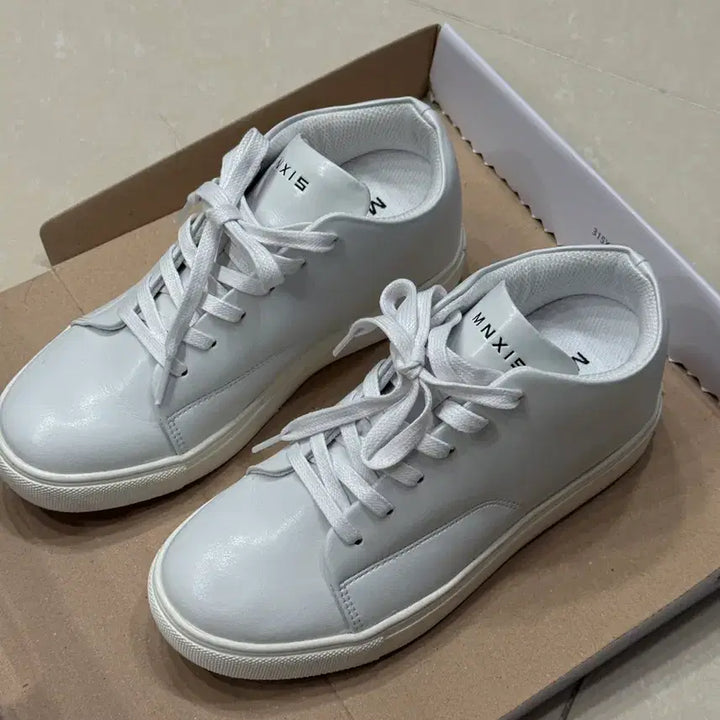 [BUNJANG] MNX15 White Sneakers 7cm Height Increase (Size 235) / MNX15 흰색 스니커즈 7cm 235