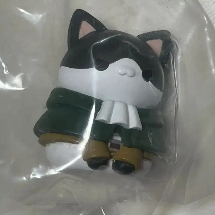 [BUNJANG] Attack on Titan Levi Mega Cat Figure / 진격의 거인 MEGA CAT 진격거 리바이 미개봉 가챠 피규어 판매합니다