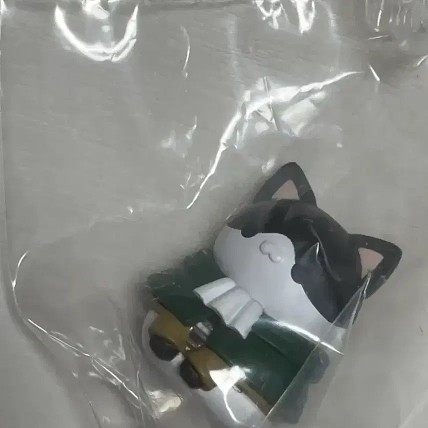 [BUNJANG] Attack on Titan Levi Mega Cat Figure / 진격의 거인 MEGA CAT 진격거 리바이 미개봉 가챠 피규어 판매합니다