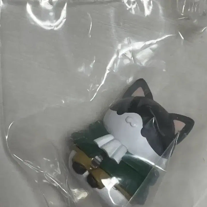[BUNJANG] Attack on Titan Levi Mega Cat Figure / 진격의 거인 MEGA CAT 진격거 리바이 미개봉 가챠 피규어 판매합니다