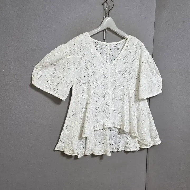 [BUNJANG] V-Neck Cotton Blouse (Size F) / 브이넥 면수넘이쁜 블라우스 F   n3123