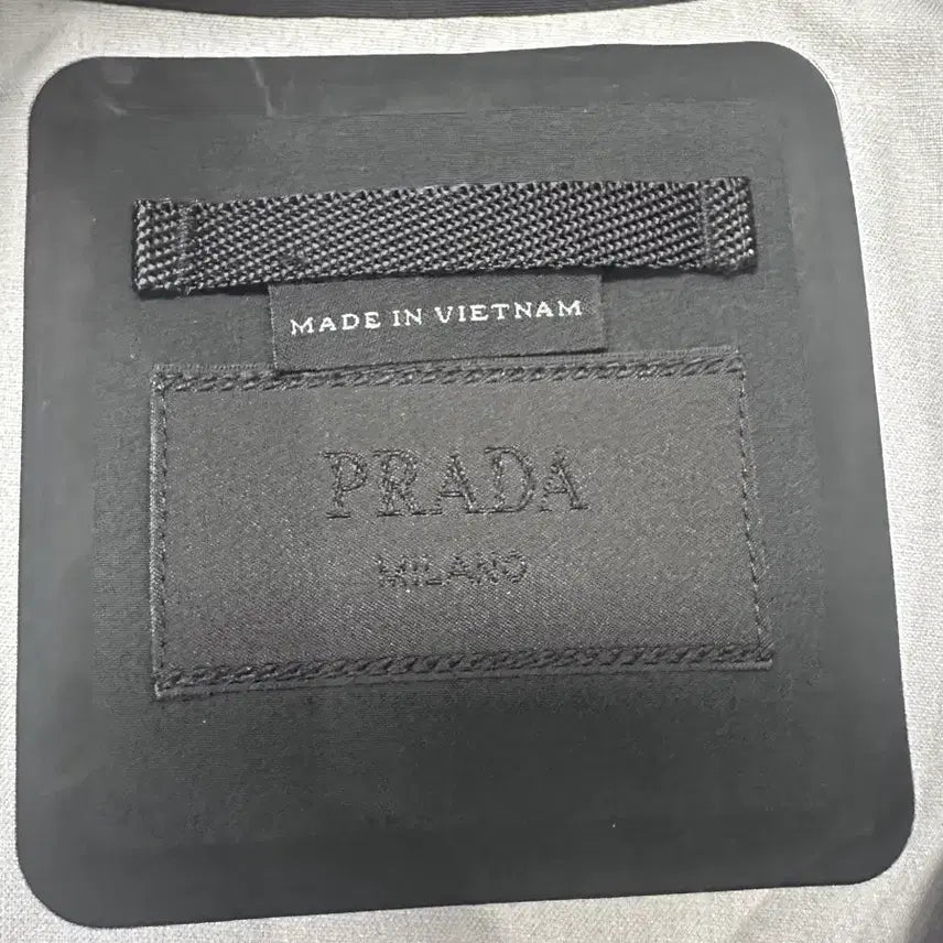 [BUNJANG] Prada Bomber Jacket Triangle Logo Windbreaker Jacket / 프라다 봄버 자켓 삼각로고 바람막이 자켓 50