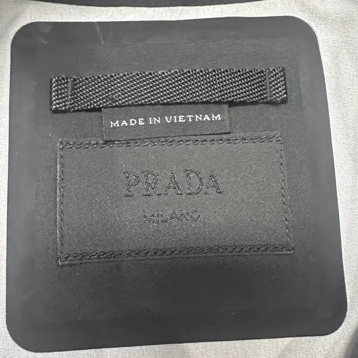 [BUNJANG] Prada Bomber Jacket Triangle Logo Windbreaker Jacket / 프라다 봄버 자켓 삼각로고 바람막이 자켓 50