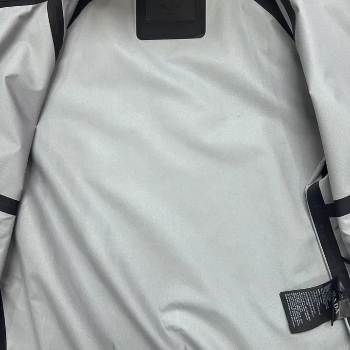 [BUNJANG] Prada Bomber Jacket Triangle Logo Windbreaker Jacket / 프라다 봄버 자켓 삼각로고 바람막이 자켓 50