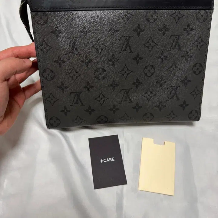 [BUNJANG] Louis Vuitton Eclipse Voyage Clutch / [B+] 루이비통 클러치 보야주