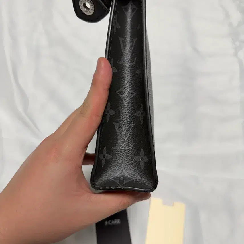 [BUNJANG] Louis Vuitton Eclipse Voyage Clutch / [B+] 루이비통 클러치 보야주