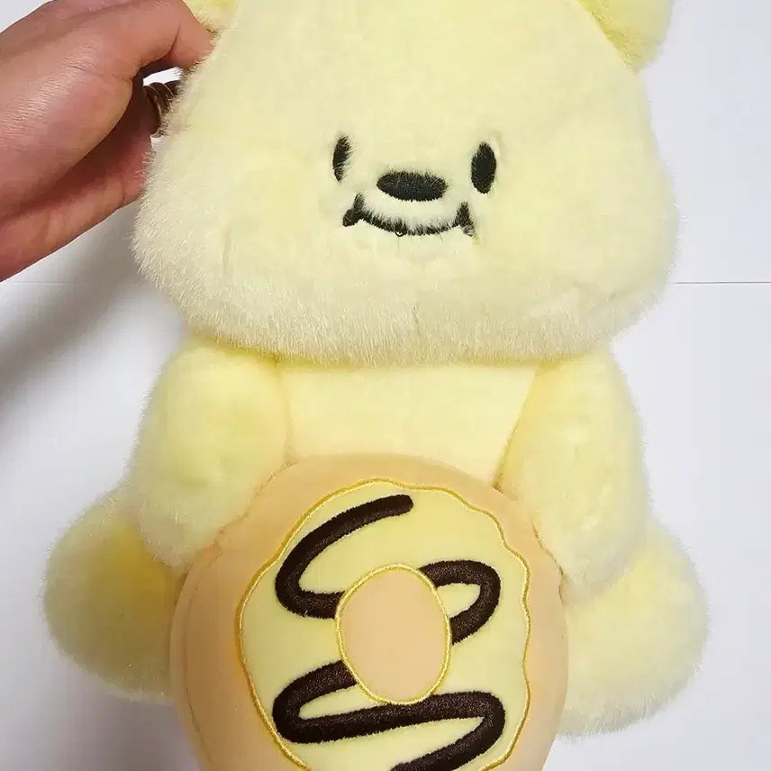 [BUNJANG] Medium-Sized Plush Doll with Donut / 새상품 도넛을 들고 있는 중형 인형