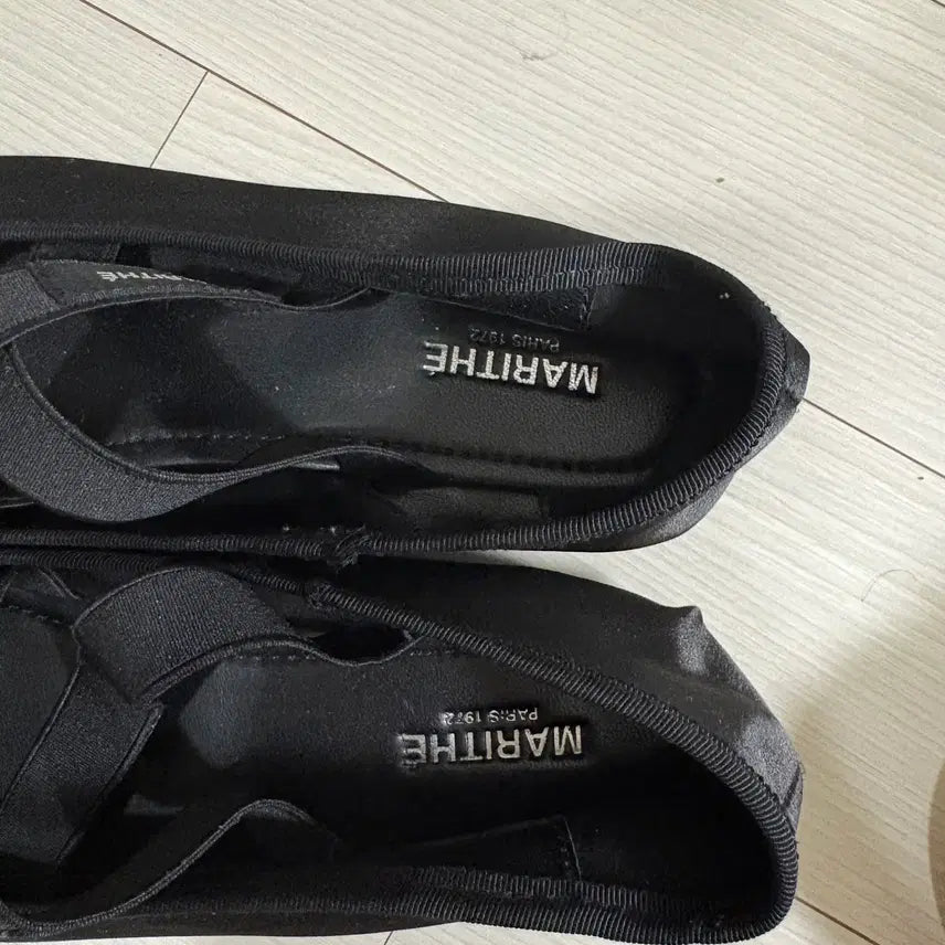 [BUNJANG] Marithe Francois Girbaud Cross Bending Ribbon Flat Shoes / 마리떼 프랑소와 저버 크로스 밴딩 리본 플랫 슈즈 (38size)