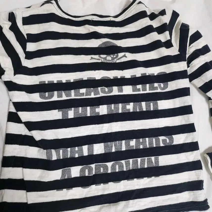 [BUNJANG] Punk Y2K Skull Patch Stripe Long Sleeve T-shirt / 펑크 y2k 해골 자수 패치 스트라이프 롱슬리브 빈티지 페페 아케호무