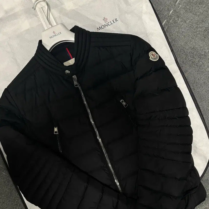 [BUNJANG] Moncler Amiot Lightweight Padded Jacket / 몽클레어 아미오 2사이즈 경량패딩 착샷O