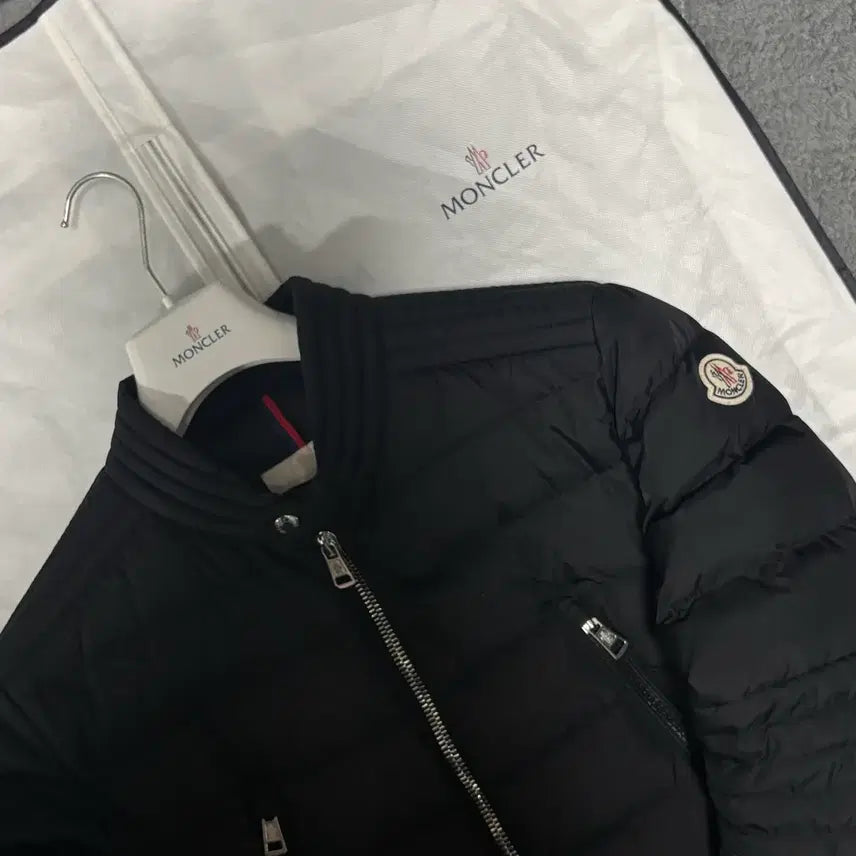 [BUNJANG] Moncler Amiot Lightweight Padded Jacket / 몽클레어 아미오 2사이즈 경량패딩 착샷O
