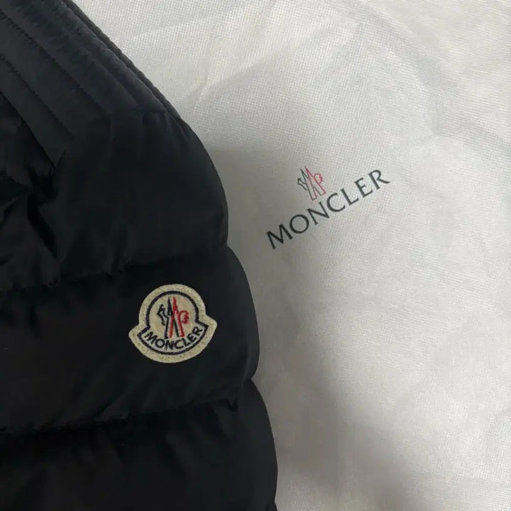[BUNJANG] Moncler Amiot Lightweight Padded Jacket / 몽클레어 아미오 2사이즈 경량패딩 착샷O