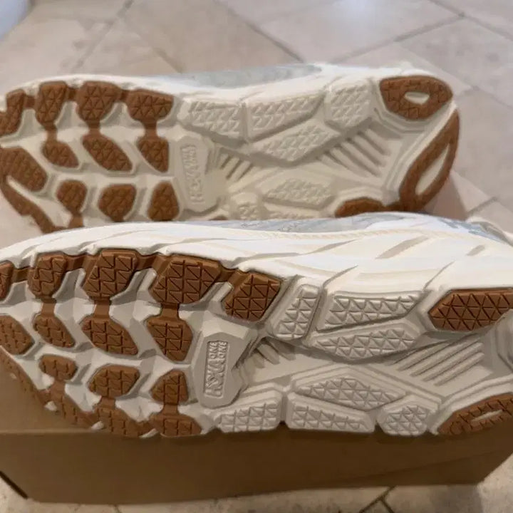 [BUNJANG] Hoka x Satisfy Clifton LS Celadon Tint Whisper White Sneakers / 호카 x 새티스파이 클리프톤 LS 셀라돈 틴트 위스퍼 화이트
