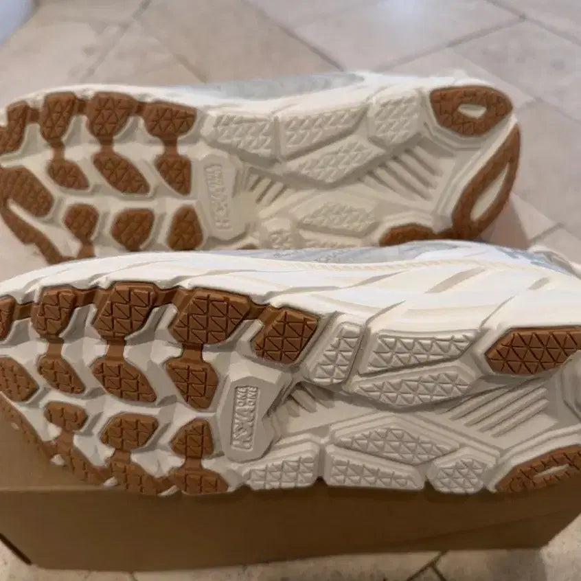 [BUNJANG] Hoka x Satisfy Clifton LS Celadon Tint Whisper White Sneakers / 호카 x 새티스파이 클리프톤 LS 셀라돈 틴트 위스퍼 화이트