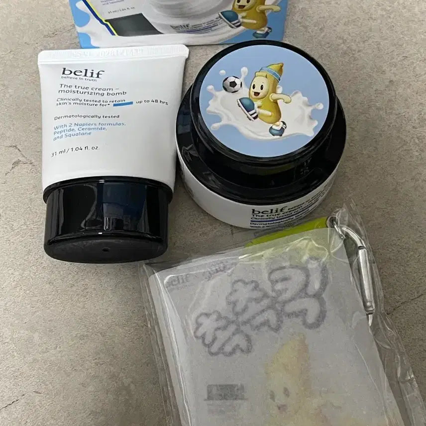 [BUNJANG] Belif Banana Kick Moisturizing Bomb Set / 빌리프X바나나킥 모이스춰라이징밤 2개 + 키링파우치